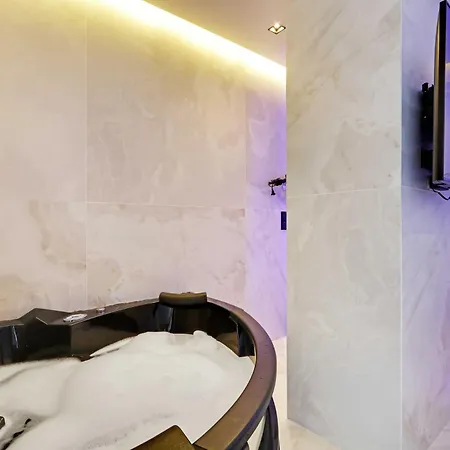 Amazing Bedroom With Jacuzzi - 2p - Chatelet